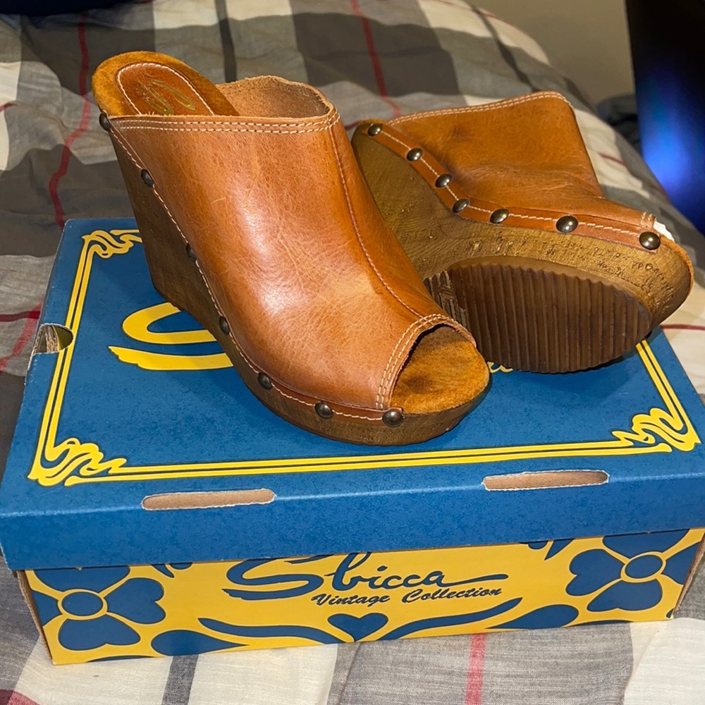 Sbicca vintage collection Guthrie style tan clogs